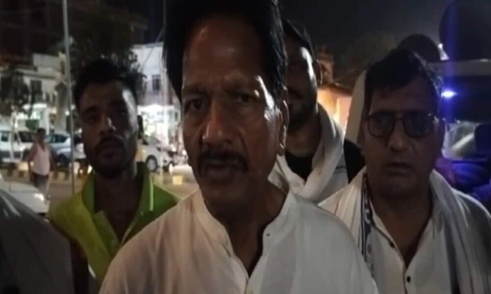 एमपी में सियासी ड्रामा, BSP उम्मीदवार ने छोड़ा कांग्रेस विधायक पत्नी का साथ, झोपड़ी में डाला डेरा