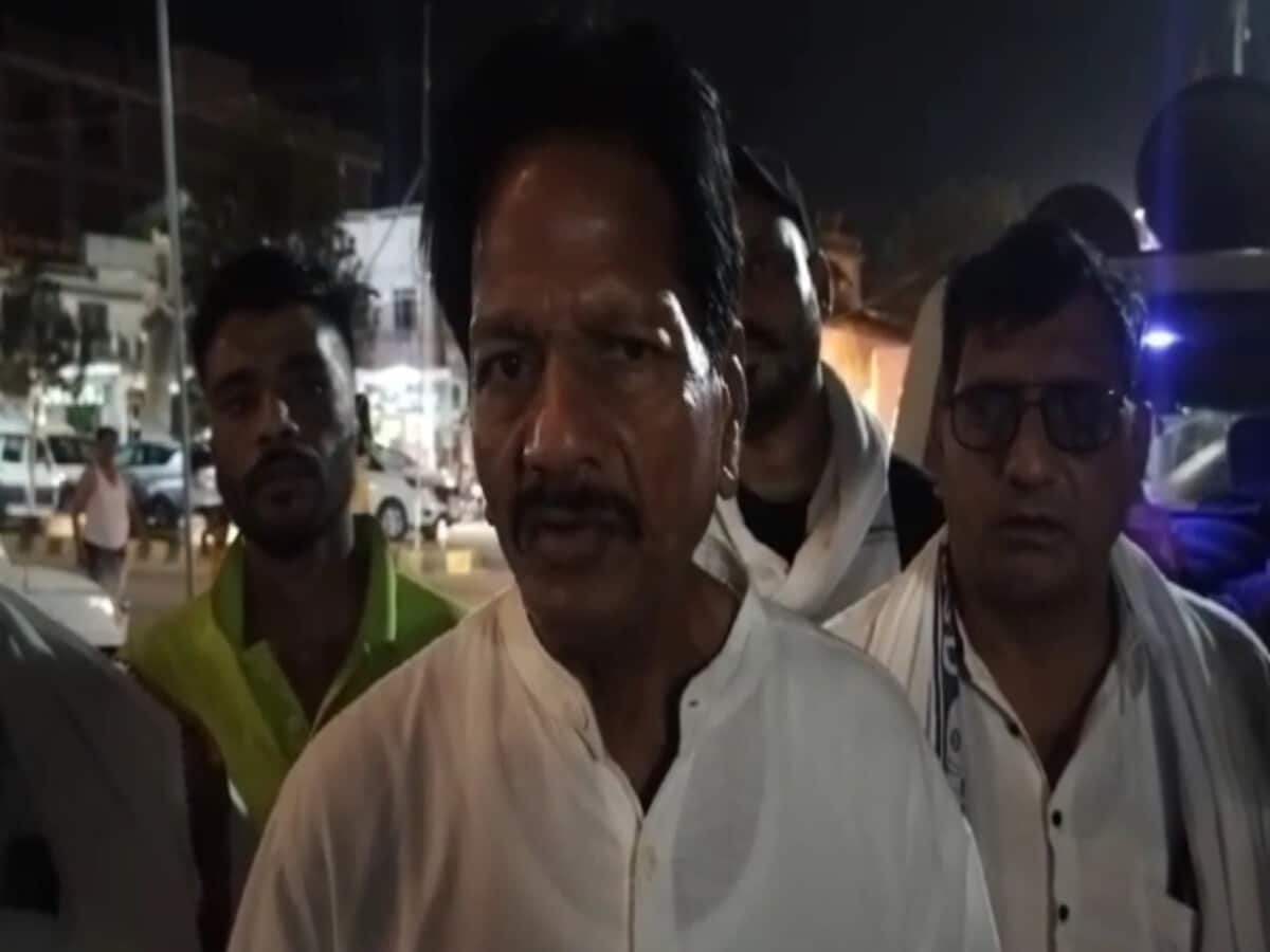 एमपी में सियासी ड्रामा, BSP उम्मीदवार ने छोड़ा कांग्रेस विधायक पत्नी का साथ, झोपड़ी में डाला डेरा एमपी में सियासी ड्रामा, BSP उम्मीदवार ने छोड़ा कांग्रेस विधायक पत्नी का साथ, झोपड़ी में डाला डेरा