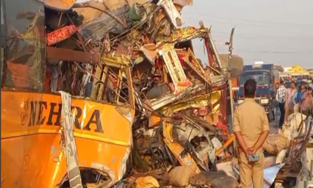 UP Kannauj Road Accident on Agra Lucknow Expressway bus broke Divider Collided with Truck 4 dead 25 injured