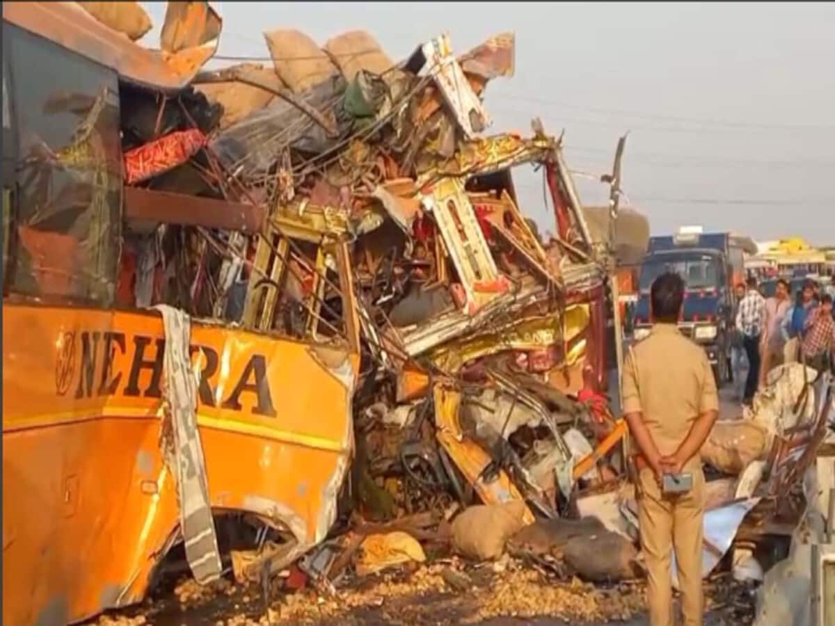 UP Kannauj Road Accident on Agra Lucknow Expressway bus broke Divider Collided with Truck 4 dead 25 injured UP Kannauj Road Accident on Agra Lucknow Expressway bus broke Divider Collided with Truck 4 dead 25 injured