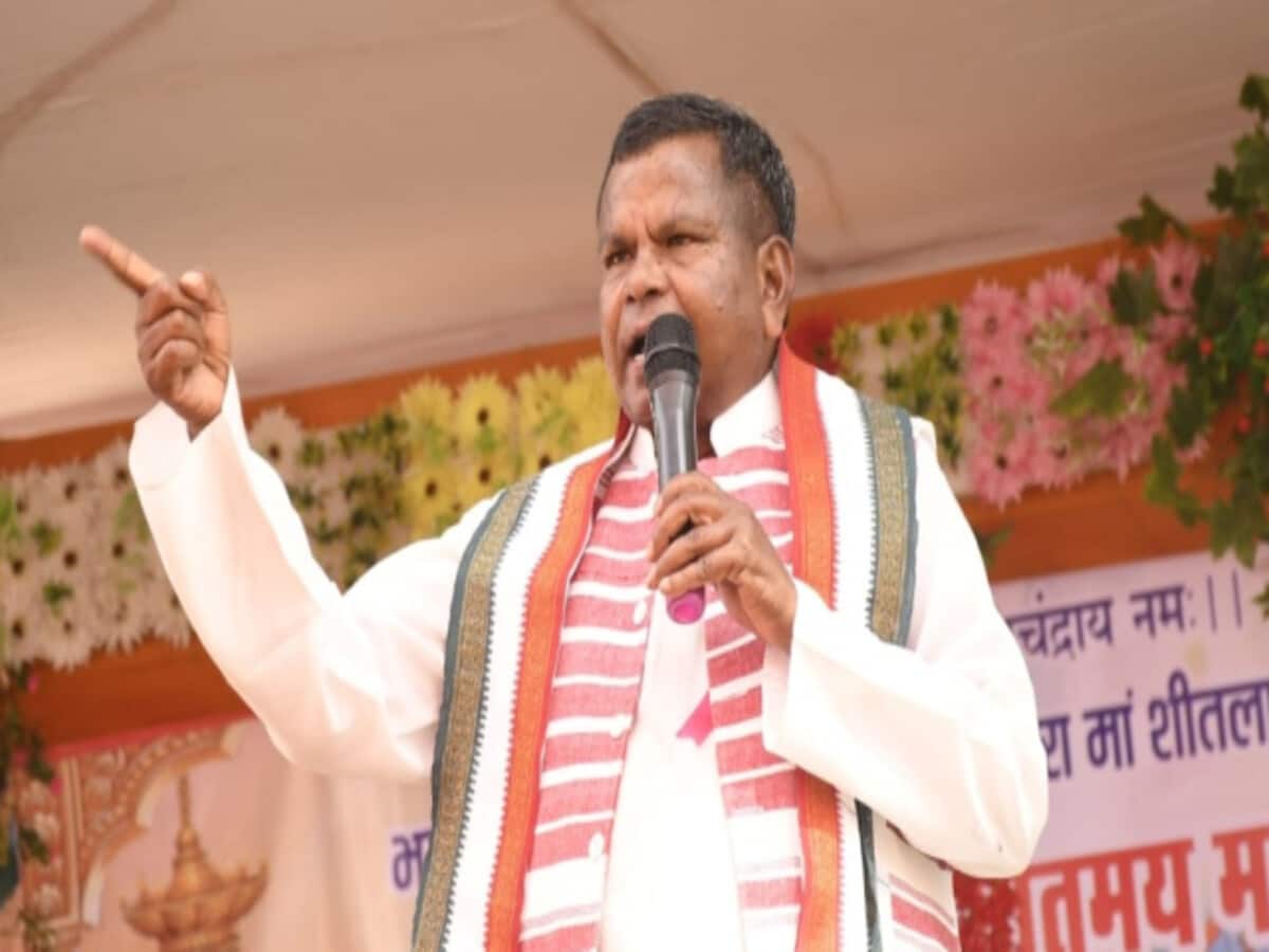 चुनाव प्रचार के दौरान कांग्रेस नेता का विवादित बयान, रख लो पैसा और शराब, पीकर 4 जून को मानना जश्न चुनाव प्रचार के दौरान कांग्रेस नेता का विवादित बयान, रख लो पैसा और शराब, पीकर 4 जून को मानना जश्न