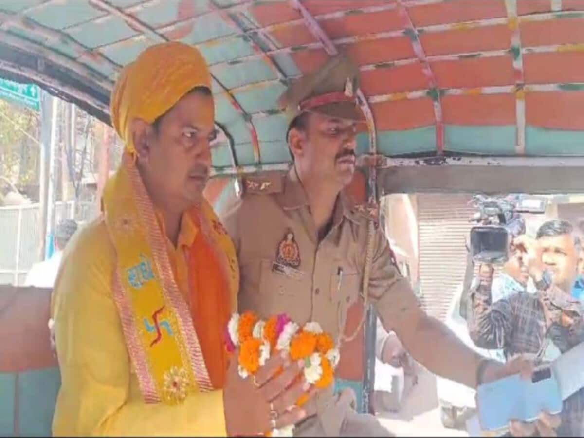 मथुरा में कृष्ण कूप की पूजा करने जा रहे श्री कृष्ण जन्मभूमि संघर्ष न्यास अध्यक्ष समेत 7 पुलिस हिरासत में मथुरा में कृष्ण कूप की पूजा करने जा रहे श्री कृष्ण जन्मभूमि संघर्ष न्यास अध्यक्ष समेत 7 पुलिस हिरासत में
