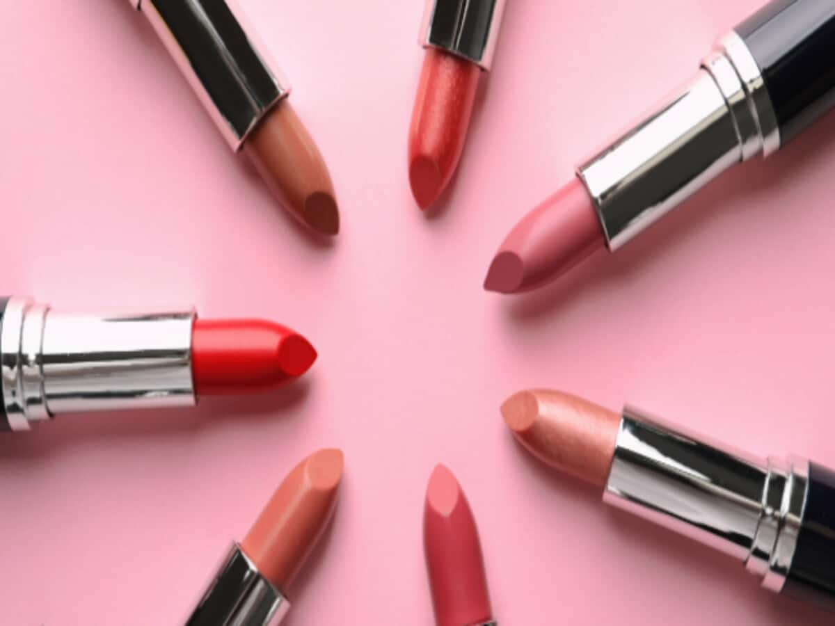 Right Lipstick Shades: आउटफिट कलर के साथ कैसे चुनें सही लिपस्टिक शेड