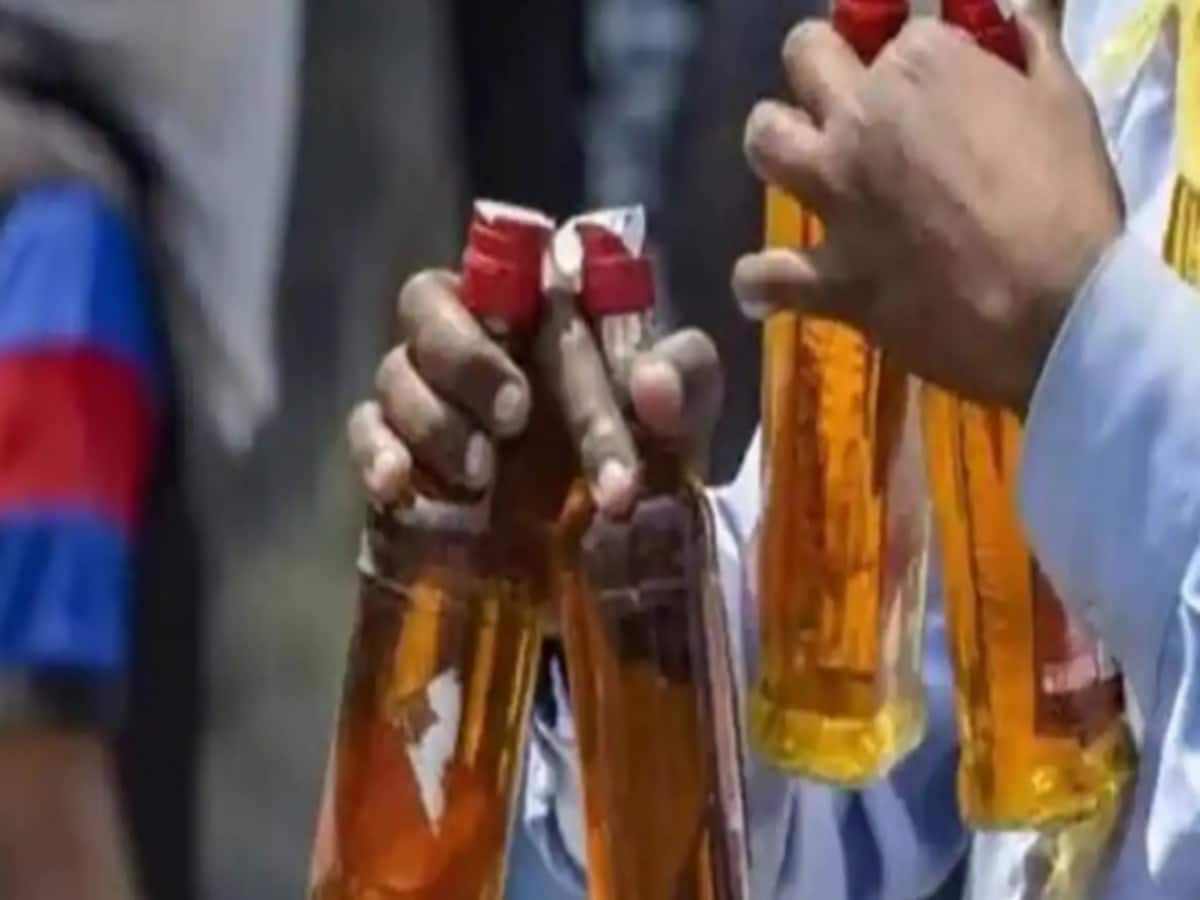 शराब घोटाले में CBI के आरोपों पर दलीलें, भड़के आरोपियों के वकील, किया वॉकआउट शराब घोटाले में CBI के आरोपों पर दलीलें, भड़के आरोपियों के वकील, किया वॉकआउट