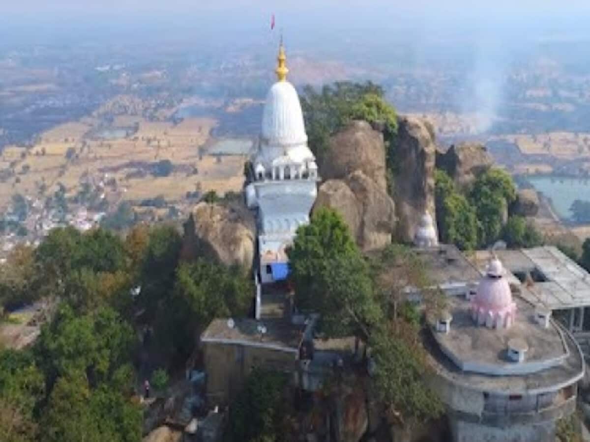 महाभारत काल में छत्तीसगढ़ की इस पहाड़ी पर था पांडवों का डेरा, यहां होती है माता खल्लारी की पूजा, पांडव ने भी की थी यहां अराधना महाभारत काल में छत्तीसगढ़ की इस पहाड़ी पर था पांडवों का डेरा, यहां होती है माता खल्लारी की पूजा, पांडव ने भी की थी यहां अराधना