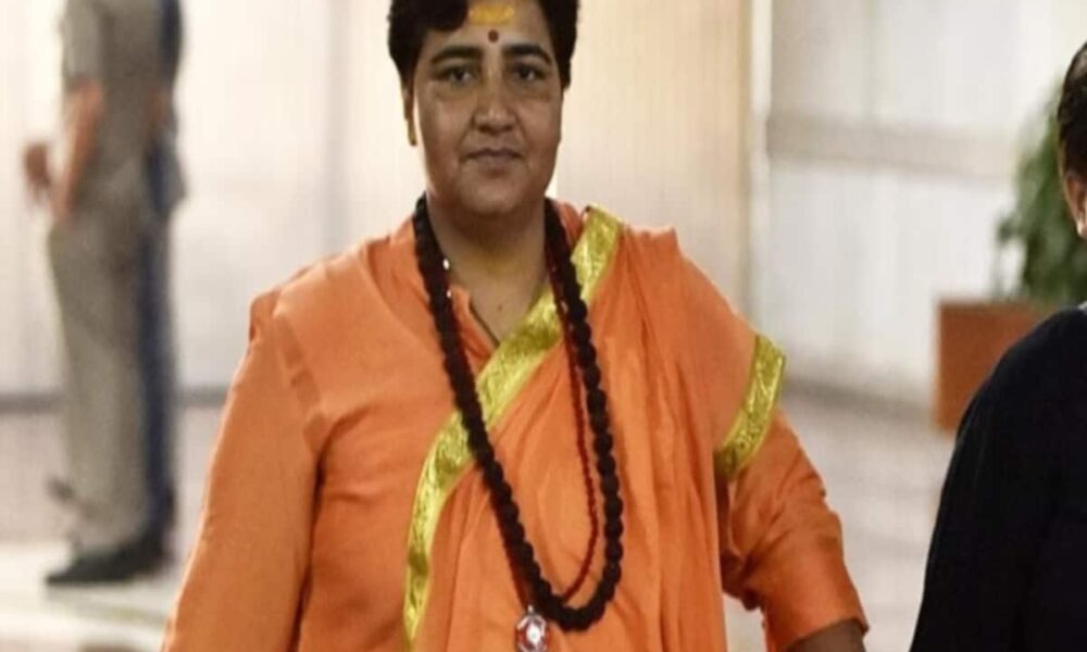 मालेगांव विस्फोट मामला: कोर्ट की चेतावनी के बाद पेश हुईं प्रज्ञा ठाकुर, साइन करने की जगह लगाया अंगूठा
