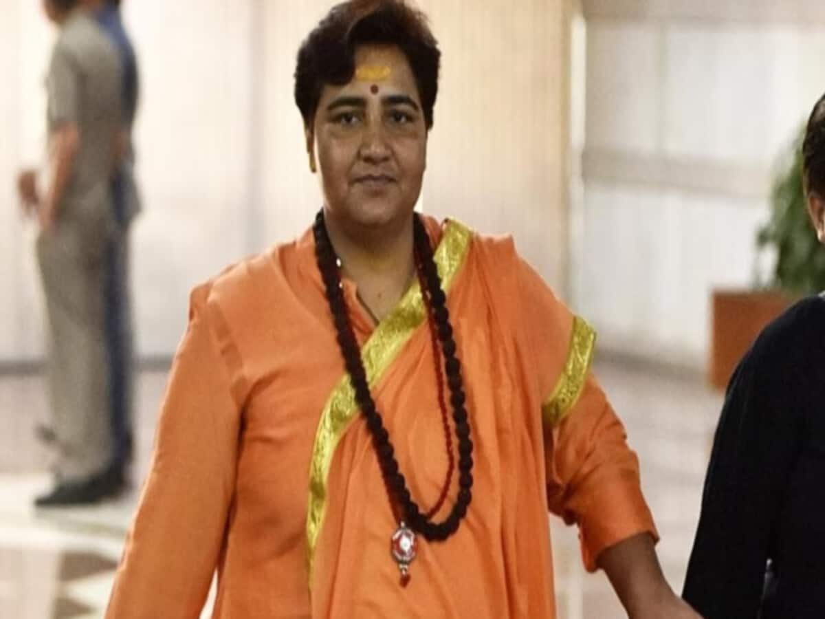 मालेगांव विस्फोट मामला: कोर्ट की चेतावनी के बाद पेश हुईं प्रज्ञा ठाकुर, साइन करने की जगह लगाया अंगूठा मालेगांव विस्फोट मामला: कोर्ट की चेतावनी के बाद पेश हुईं प्रज्ञा ठाकुर, साइन करने की जगह लगाया अंगूठा