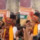 बाल-बाल बचे मध्य प्रदेश के मुख्यमंत्री मोहन यादव, चलते रोड शो में टूट गया मंच; देखें VIDEO