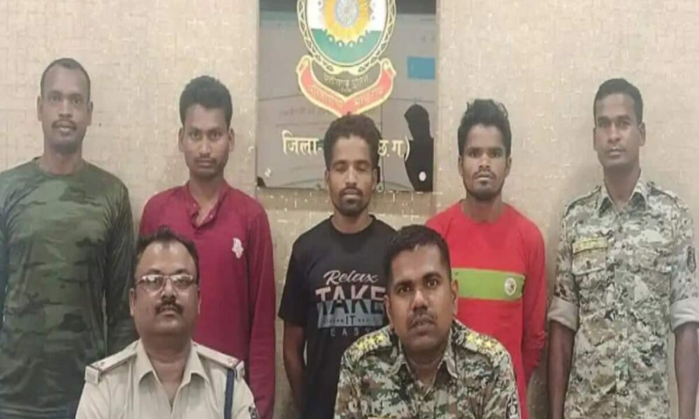 Before elections 3 Naxals carrying bounty of lakhs surrendered said Naxals are strangling the ideology – चुनाव से पहले लाखों के इनामी 3 नक्सलियों का सरेंडर, बोले