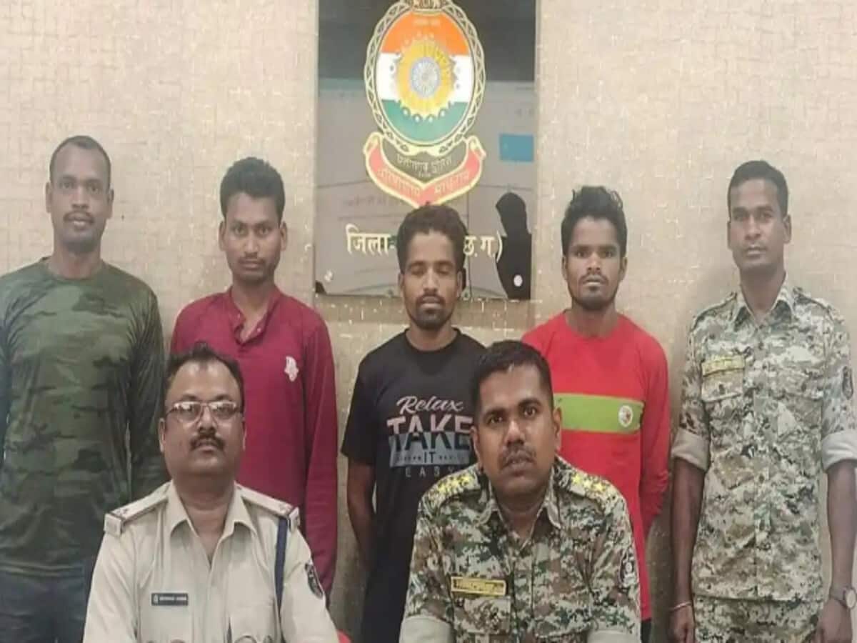 Before elections 3 Naxals carrying bounty of lakhs surrendered said Naxals are strangling the ideology – चुनाव से पहले लाखों के इनामी 3 नक्सलियों का सरेंडर, बोले Before elections 3 Naxals carrying bounty of lakhs surrendered said Naxals are strangling the ideology – चुनाव से पहले लाखों के इनामी 3 नक्सलियों का सरेंडर, बोले