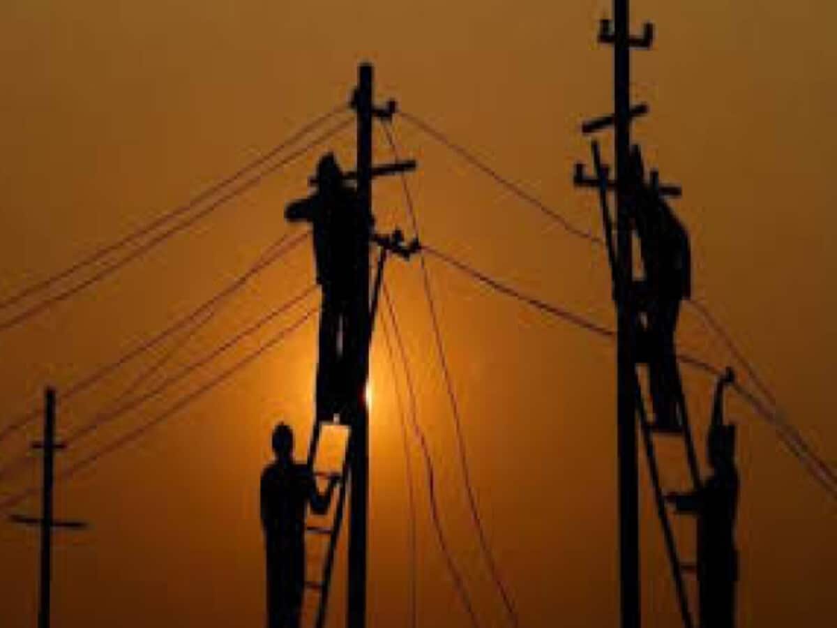 ऐसे तो अंधेरे में ही कटेगी रात! UPCL बिजली कनेक्शन देने में कर रहा परेशान ऐसे तो अंधेरे में ही कटेगी रात! UPCL बिजली कनेक्शन देने में कर रहा परेशान