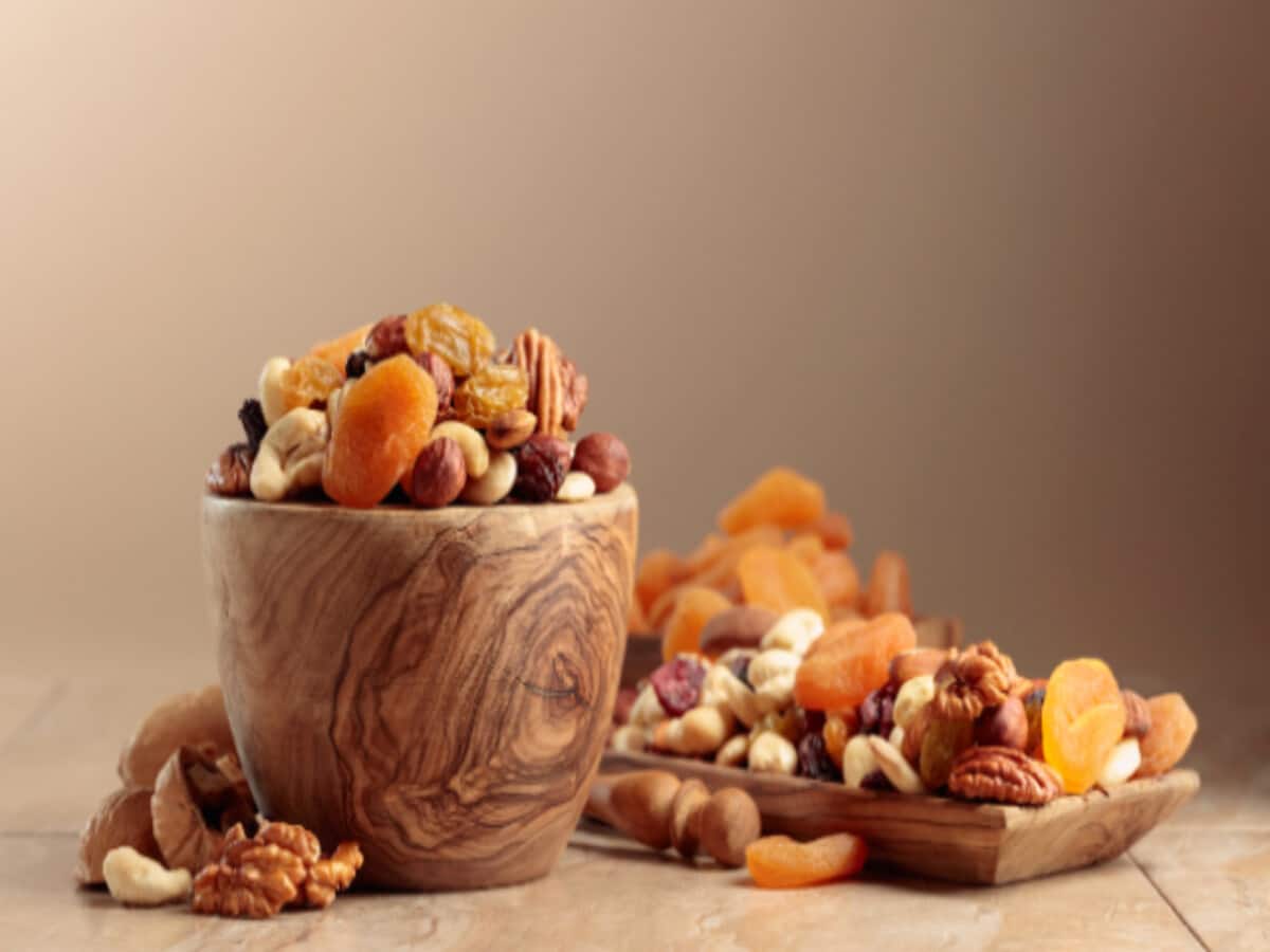 Eating Nuts As Healthy Snacks: क्या स्नैक्स में नट्स खाने से वजन तेजी से बढ़ता है? Eating Nuts As Healthy Snacks: क्या स्नैक्स में नट्स खाने से वजन तेजी से बढ़ता है?