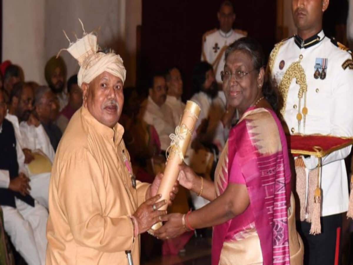 A matter of pride for Chhattisgarh Vaidya Hemchand Manjhi received Padma Shri award honored by the President A matter of pride for Chhattisgarh Vaidya Hemchand Manjhi received Padma Shri award honored by the President