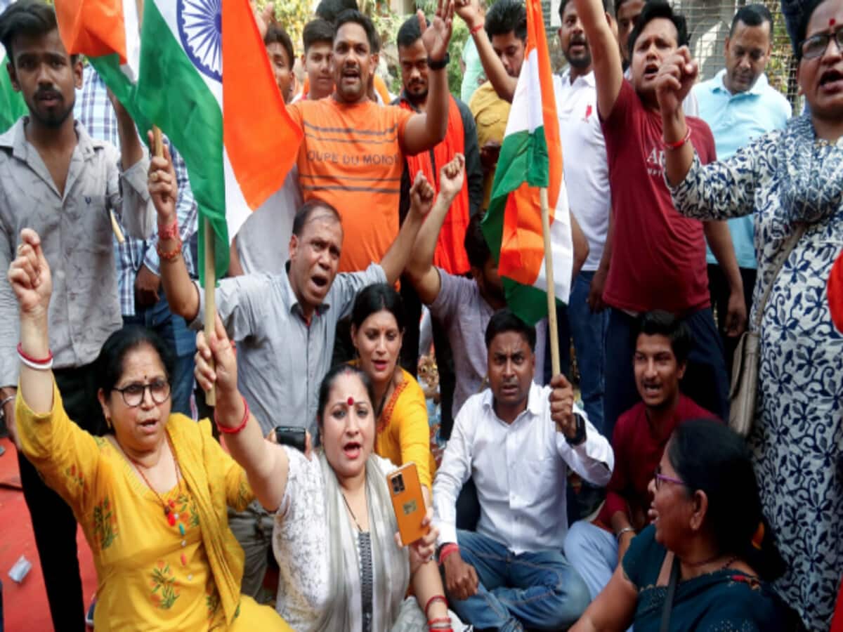 दिल्ली में 4 साल की मासूम से दरिंदगी पर उबले लोग, पांडव नगर की महापंचायत कर रखीं ये 7 मांगें दिल्ली में 4 साल की मासूम से दरिंदगी पर उबले लोग, पांडव नगर की महापंचायत कर रखीं ये 7 मांगें