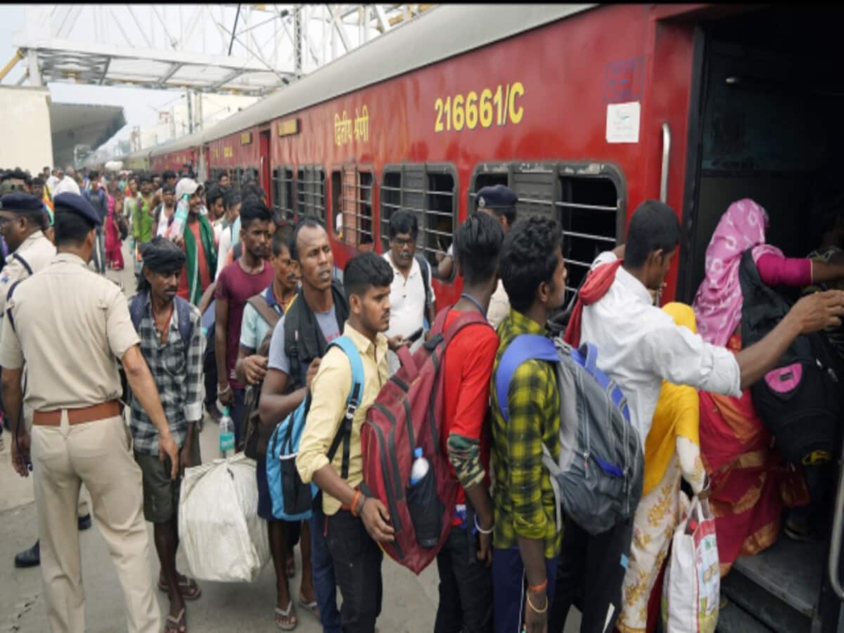बुजुर्गों से ट्रेन किराए में छूट वापस ले रेलवे ने 4 साल में बचाए कितने रुपये, RTI में खुलासा बुजुर्गों से ट्रेन किराए में छूट वापस ले रेलवे ने 4 साल में बचाए कितने रुपये, RTI में खुलासा