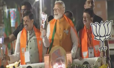 भोपाल में 30 मिनट तक चला पीएम मोदी का रोड शो, कमल का फूल लेकर किया प्रचार