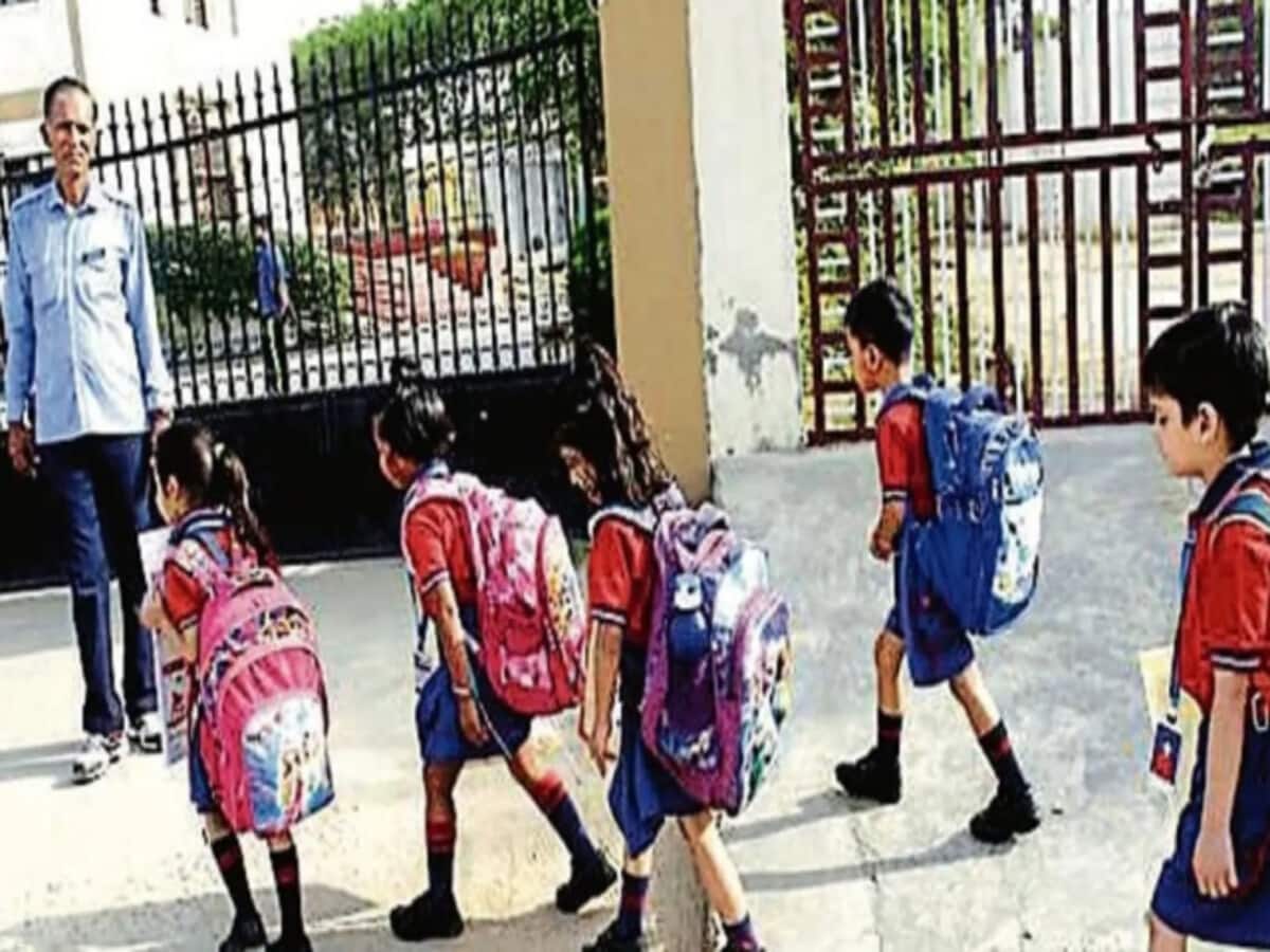 छत्तीसगढ़ में स्कूलों को लेकर सरकार का बड़ा आदेश, बच्चों को मिली गर्मी की छुट्टी, शिक्षकों में नाराजगी छत्तीसगढ़ में स्कूलों को लेकर सरकार का बड़ा आदेश, बच्चों को मिली गर्मी की छुट्टी, शिक्षकों में नाराजगी