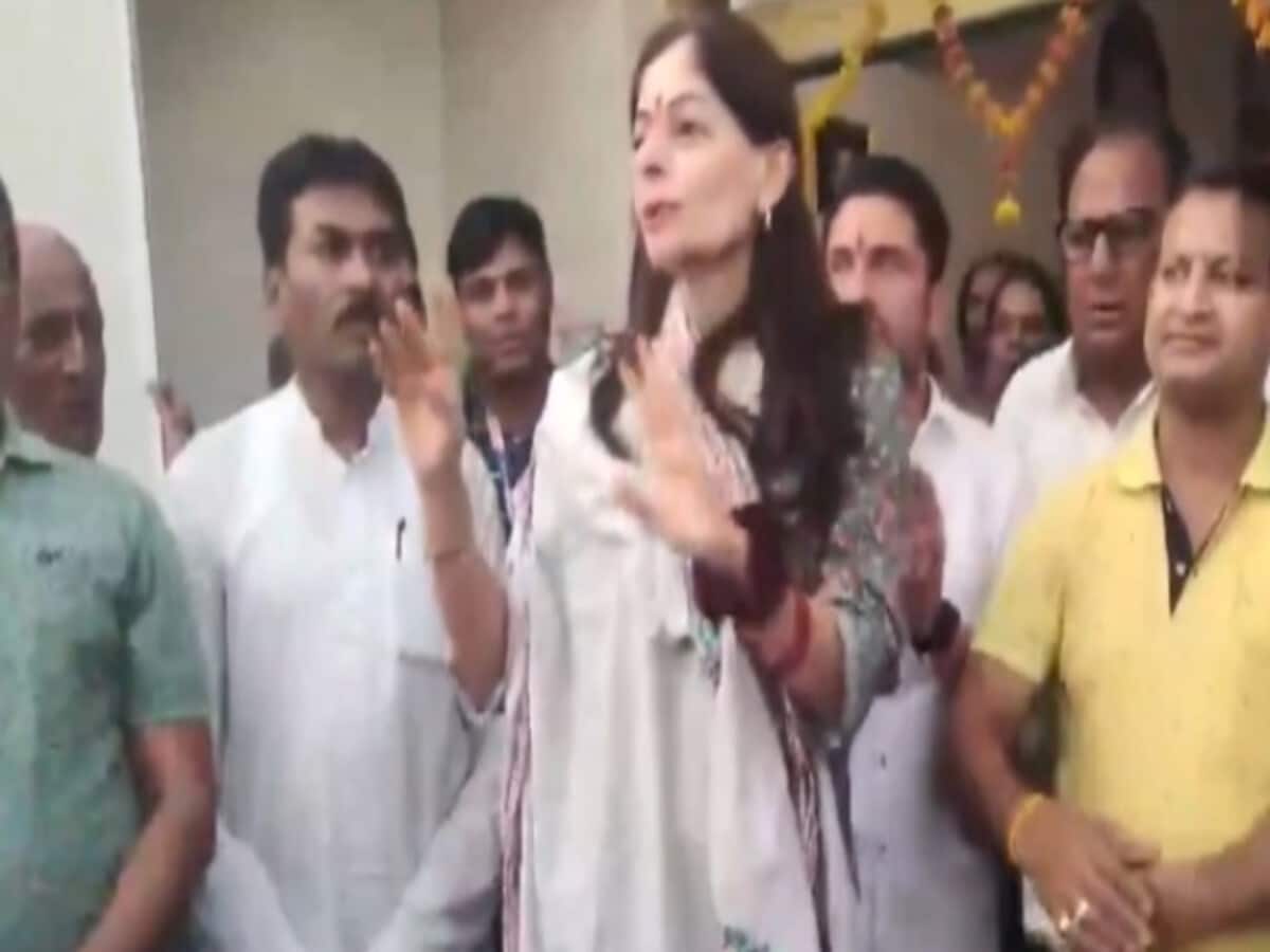 वह शक्ति पैदा नहीं हुई; घूंघट हटा खुलकर मैदान में उतरीं कमलनाथ की बहू प्रिया वह शक्ति पैदा नहीं हुई; घूंघट हटा खुलकर मैदान में उतरीं कमलनाथ की बहू प्रिया