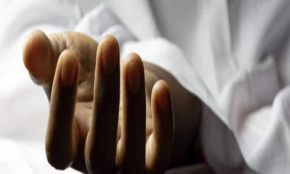 पड़ोसी से पत्नी का चला रहा था इश्क, अवैध संबंध से परेशान पति ने दे दी जान