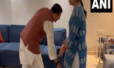 सुनीता केजरीवाल के बाद मनीष सिसोदिया की पत्नी से भी मिले संजय सिंह, पैर छूकर लिया आशीर्वाद