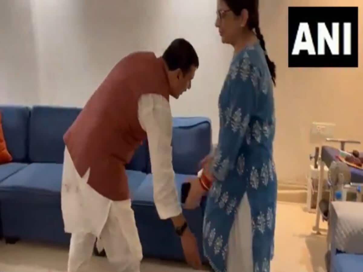 सुनीता केजरीवाल के बाद मनीष सिसोदिया की पत्नी से भी मिले संजय सिंह, पैर छूकर लिया आशीर्वाद सुनीता केजरीवाल के बाद मनीष सिसोदिया की पत्नी से भी मिले संजय सिंह, पैर छूकर लिया आशीर्वाद