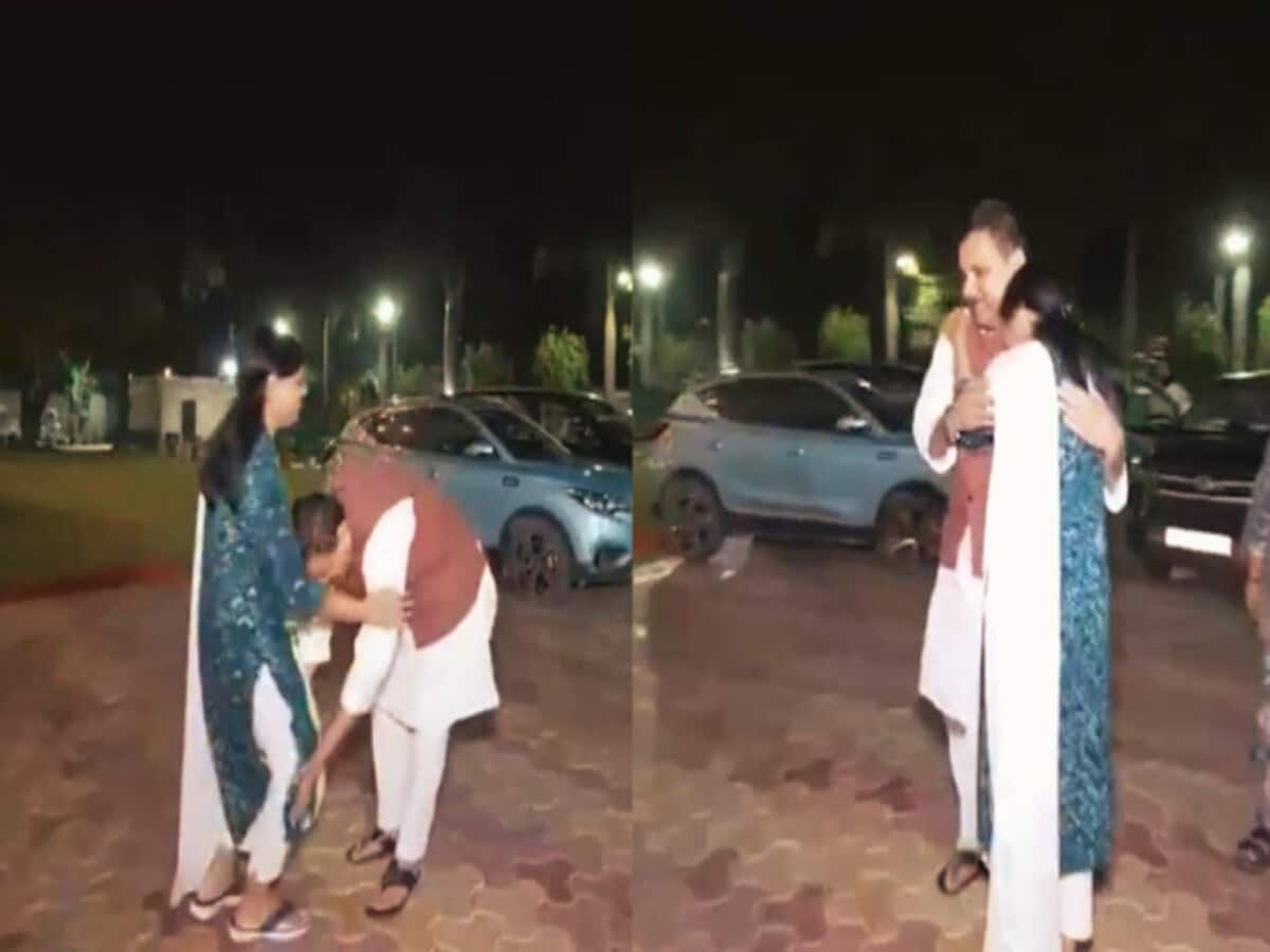 sanjay singh touched feet of sunita kejriwal after release from tihar jail video sanjay singh touched feet of sunita kejriwal after release from tihar jail video