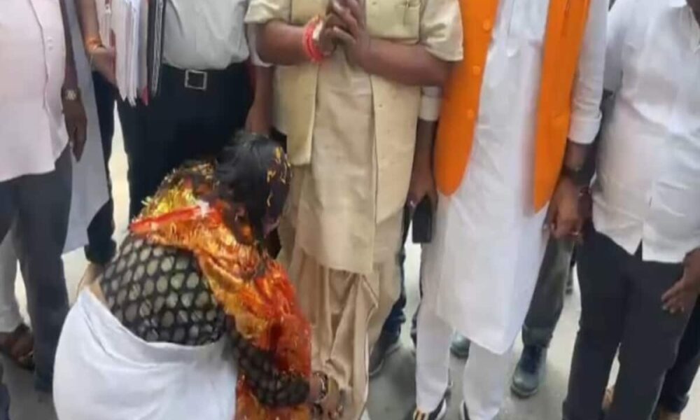 नामांकन दाखिल करने पहुंचे भाजपा-कांग्रेस प्रत्याशी हुए आमने-सामने, कांग्रेस की शशि ने पैर छूकर लिया भाजपा के महाराज का आशीर्वाद