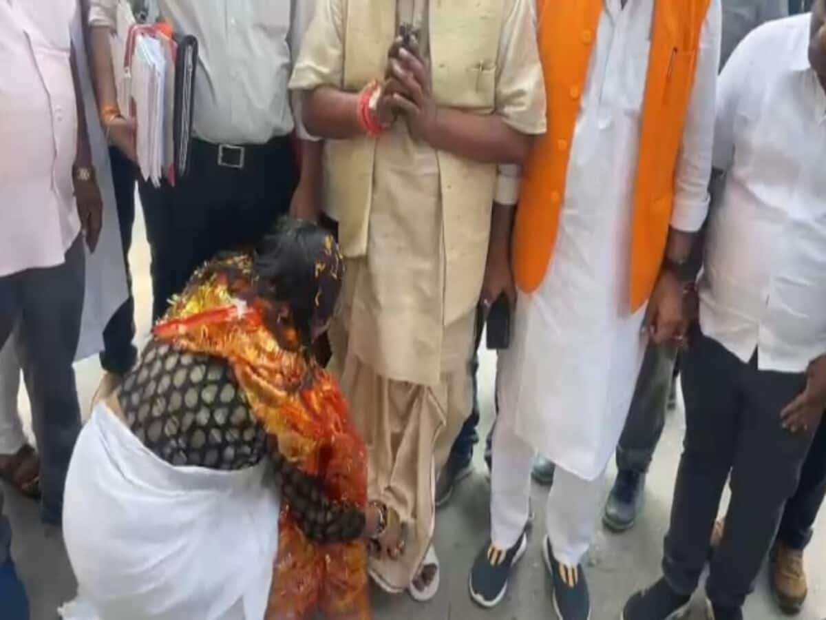 नामांकन दाखिल करने पहुंचे भाजपा-कांग्रेस प्रत्याशी हुए आमने-सामने, कांग्रेस की शशि ने पैर छूकर लिया भाजपा के महाराज का आशीर्वाद नामांकन दाखिल करने पहुंचे भाजपा-कांग्रेस प्रत्याशी हुए आमने-सामने, कांग्रेस की शशि ने पैर छूकर लिया भाजपा के महाराज का आशीर्वाद