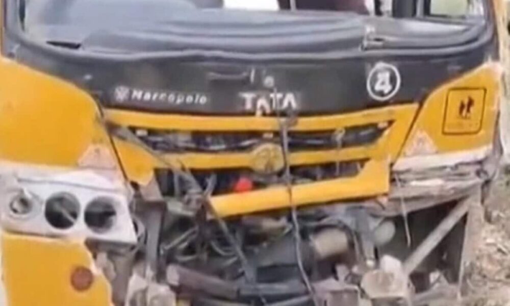 पंजाब के बरनाला में स्कूल बस और ट्रक में टक्कर, 14 बच्चों सहित 16 जख्मी