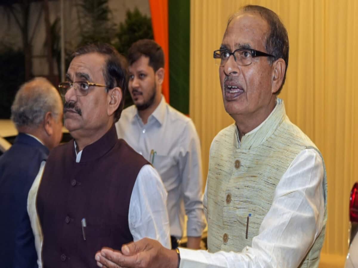 MP के पूर्व सीएम शिवराज सिंह चौहान और प्रदेश BJP अध्यक्ष को राहत, HC ने स्पेशल कोर्ट के वारंट पर लगाई रोक MP के पूर्व सीएम शिवराज सिंह चौहान और प्रदेश BJP अध्यक्ष को राहत, HC ने स्पेशल कोर्ट के वारंट पर लगाई रोक
