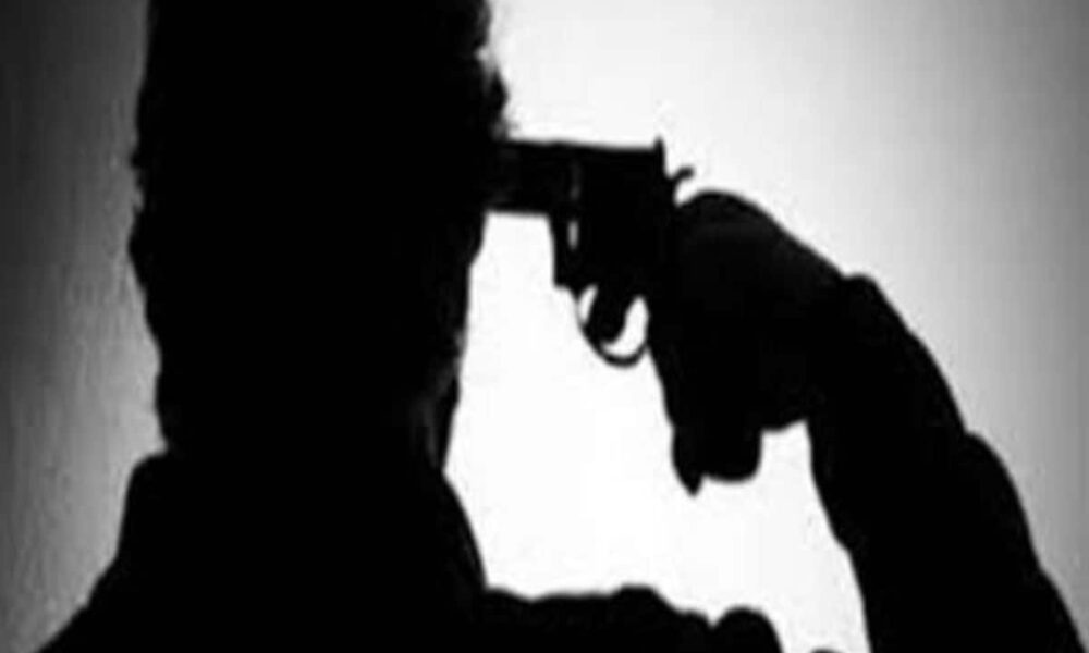 शेयर मार्केट में नुकसान होने पर प्रॉपर्टी डीलर ने खुद को गोली से उड़ाया, खून से लथपथ मिला शव