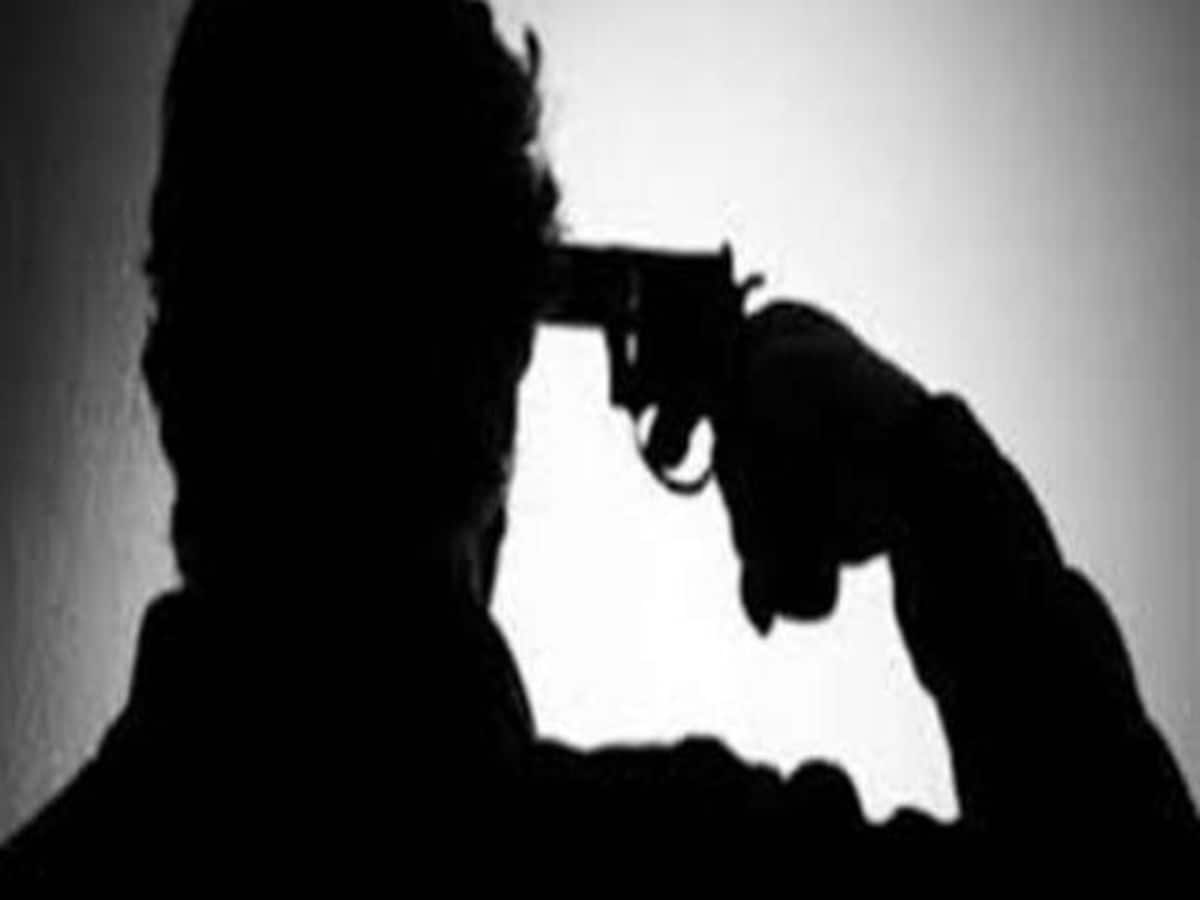 शेयर मार्केट में नुकसान होने पर प्रॉपर्टी डीलर ने खुद को गोली से उड़ाया, खून से लथपथ मिला शव शेयर मार्केट में नुकसान होने पर प्रॉपर्टी डीलर ने खुद को गोली से उड़ाया, खून से लथपथ मिला शव