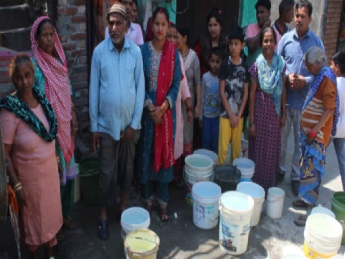 हल्द्वानी में सूखे नल तो कहीं टपक रहीं बूंदें, टैंकर के भरोसे लोग; गर्मी शुरू होते ही जलसंकट हल्द्वानी में सूखे नल तो कहीं टपक रहीं बूंदें, टैंकर के भरोसे लोग; गर्मी शुरू होते ही जलसंकट