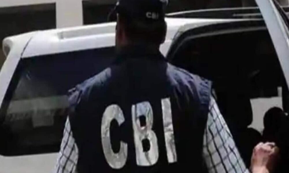 cbi in action after arrest of sdi in mahrajganj now section engineer caught red handed in deoria taking bribe