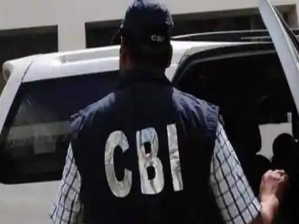 cbi in action after arrest of sdi in mahrajganj now section engineer caught red handed in deoria taking bribe