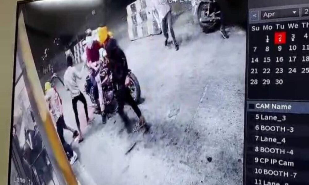 नकाबपोशों का टोल प्लाजा पर फायरिंग, कुआं में कूदे 2 कर्मचारियों की मौत; वीडियो वायरल