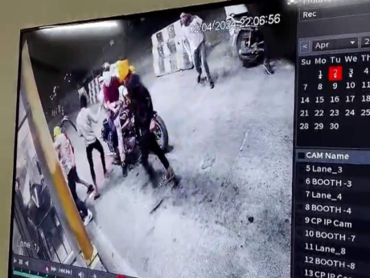 नकाबपोशों का टोल प्लाजा पर फायरिंग, कुआं में कूदे 2 कर्मचारियों की मौत; वीडियो वायरल