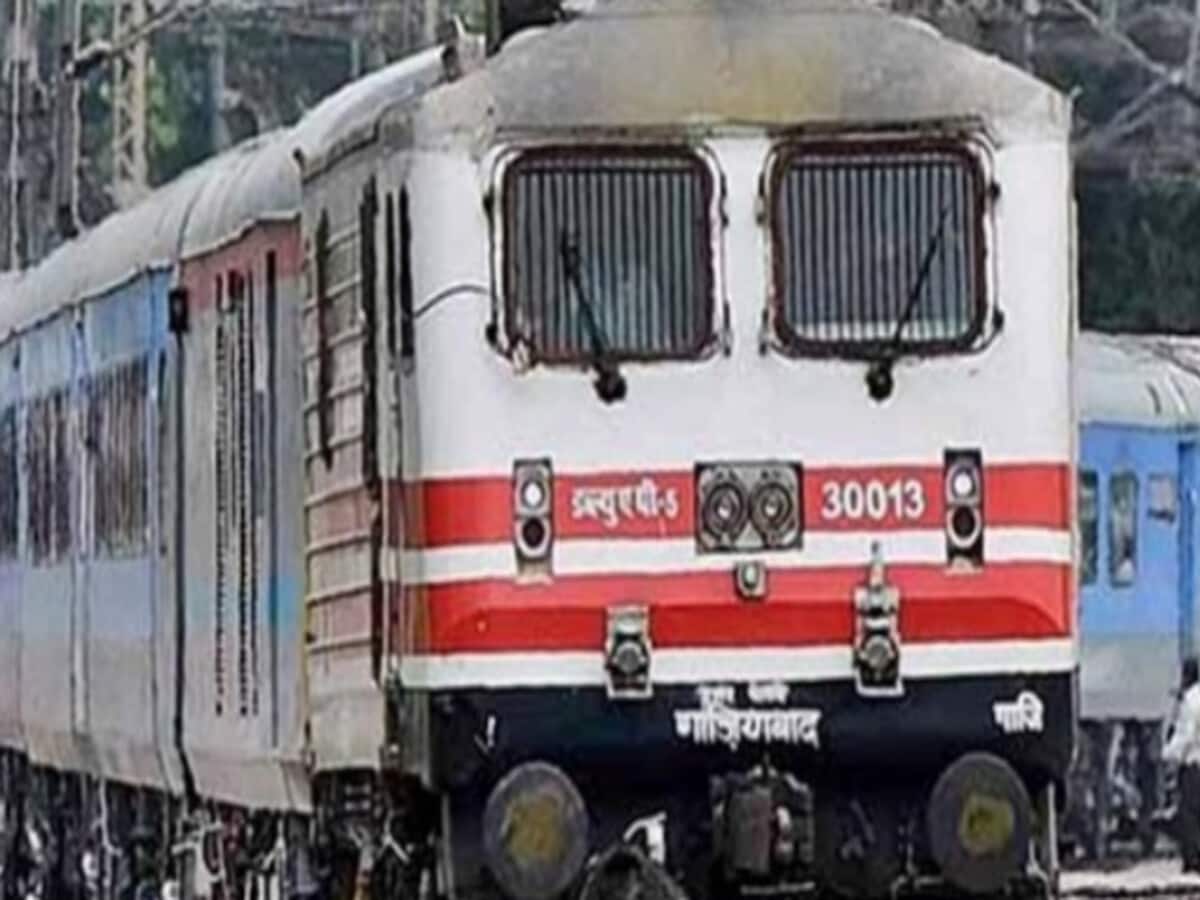 लखनऊ-गोरखपुर रूट पर 130 की रफ्तार से दौड़ेंगी ट्रेनें, कम समय में पूरा होगा सफर लखनऊ-गोरखपुर रूट पर 130 की रफ्तार से दौड़ेंगी ट्रेनें, कम समय में पूरा होगा सफर