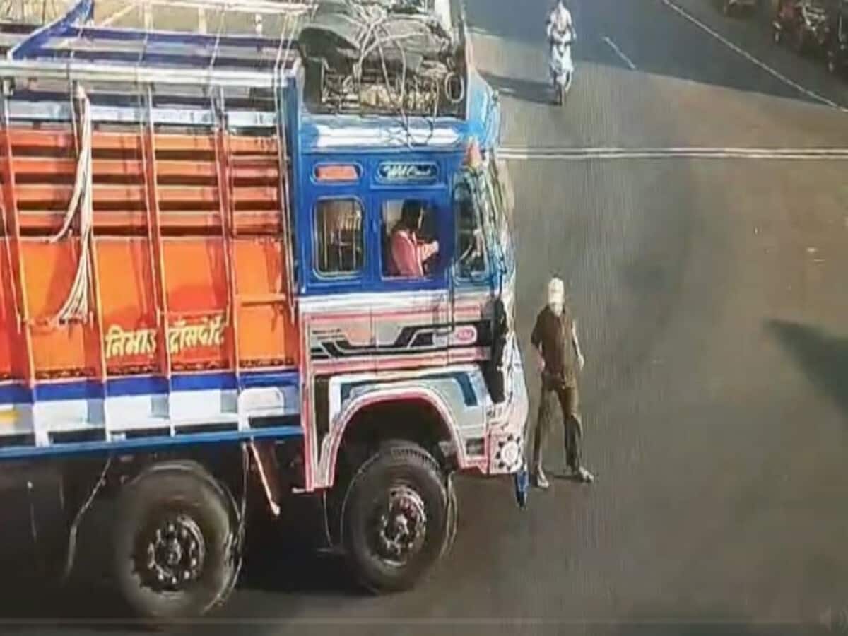खरगोन में मंदिर जा रहे बुजुर्ग को रौंदते हुए निकल गया ट्रक, हादसे का VIDEO खरगोन में मंदिर जा रहे बुजुर्ग को रौंदते हुए निकल गया ट्रक, हादसे का VIDEO