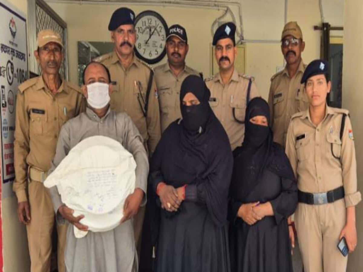 बुर्के में चुरा ले गईं 15 किलो की स्टील प्लेट, पति के साथ दो महिलाएं गिरफ्तार; CCTV वीडियो से हुआ खुलासा बुर्के में चुरा ले गईं 15 किलो की स्टील प्लेट, पति के साथ दो महिलाएं गिरफ्तार; CCTV वीडियो से हुआ खुलासा
