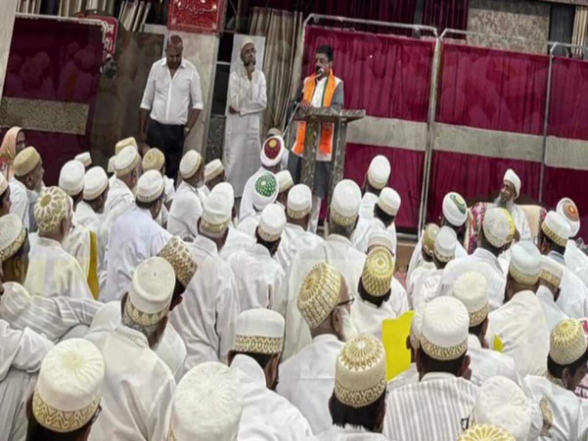 बोहरा समाज के कार्यक्रम में मोदी समर्थक नारे लगे, कांग्रेस ने ली आपत्ति, चुनाव आयोग से पूछा सवाल बोहरा समाज के कार्यक्रम में मोदी समर्थक नारे लगे, कांग्रेस ने ली आपत्ति, चुनाव आयोग से पूछा सवाल