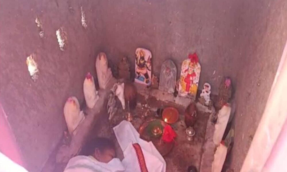 woman cut her tongue and offered it to Goddess Durga in Navratri – देवी दुर्गा के सामने महिला ने जीभ काट चरणों में चढ़ाया, इलाज कराने से इनकार कर बोली