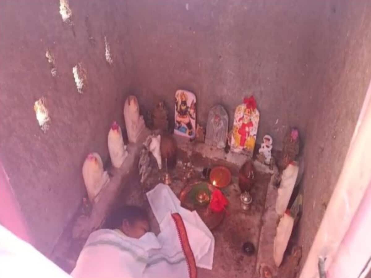 woman cut her tongue and offered it to Goddess Durga in Navratri – देवी दुर्गा के सामने महिला ने जीभ काट चरणों में चढ़ाया, इलाज कराने से इनकार कर बोली