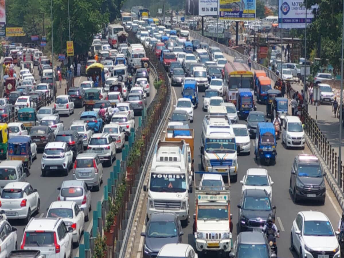 वीकेंड में दिल्ली-हरिद्वार-नैनीताल हाईवे पर ट्रैफिक जाम से निकला पर्यटकों का पसीना, घंटों तक रेंगती रहीं गाड़ियां वीकेंड में दिल्ली-हरिद्वार-नैनीताल हाईवे पर ट्रैफिक जाम से निकला पर्यटकों का पसीना, घंटों तक रेंगती रहीं गाड़ियां