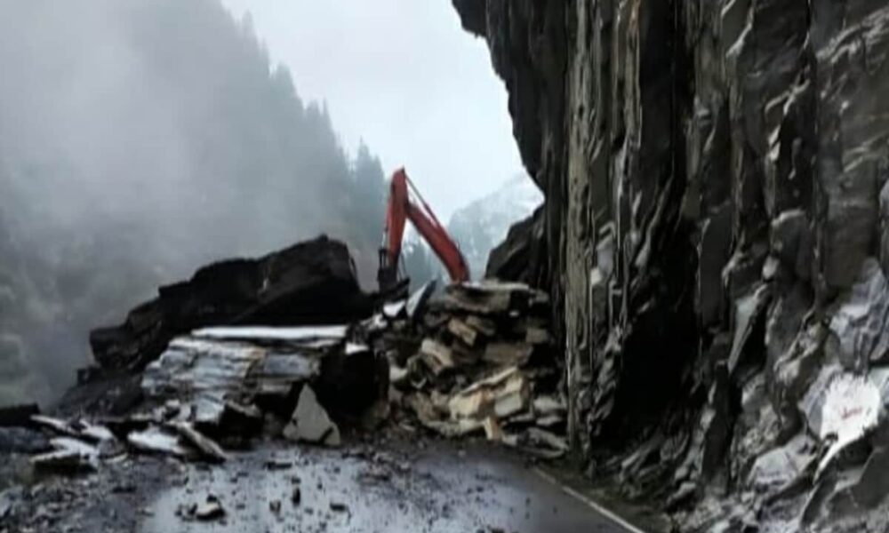 Badrinath Highway 2000 devotees stranded 48 hours travelers lives danger landslide boulder viral Video