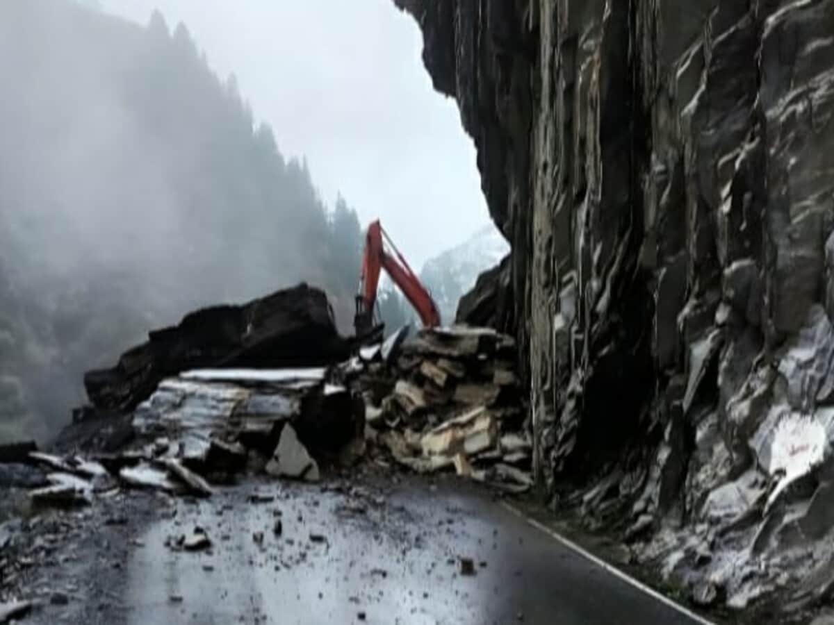 Badrinath Highway 2000 devotees stranded 48 hours travelers lives danger landslide boulder viral Video Badrinath Highway 2000 devotees stranded 48 hours travelers lives danger landslide boulder viral Video