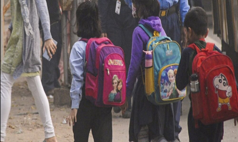 10 स्कूलों को लौटाना होगा 7 साल का पैसा, कानून तोड़कर बढ़ाई थी फीस