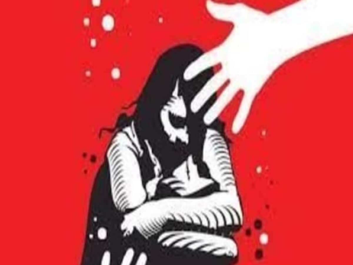 पहले ब्लैकमेल फिर किशोरी से सामूहिक दुष्कर्म, नाबालिग ने दोस्त के साथ मिलकर किया रेप पहले ब्लैकमेल फिर किशोरी से सामूहिक दुष्कर्म, नाबालिग ने दोस्त के साथ मिलकर किया रेप