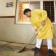 शिवपुरी अस्पताल में गंदगी देख भड़के मंत्री प्रद्युम्न सिंह, वाइपर उठा करने लगे सफाई; एजेंसी पर कराई FIR