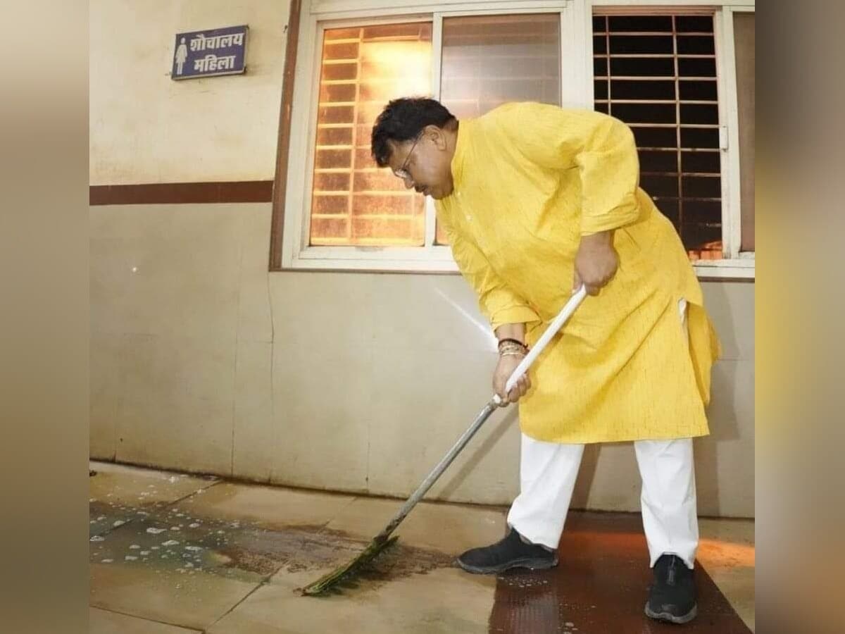 शिवपुरी अस्पताल में गंदगी देख भड़के मंत्री प्रद्युम्न सिंह, वाइपर उठा करने लगे सफाई; एजेंसी पर कराई FIR शिवपुरी अस्पताल में गंदगी देख भड़के मंत्री प्रद्युम्न सिंह, वाइपर उठा करने लगे सफाई; एजेंसी पर कराई FIR